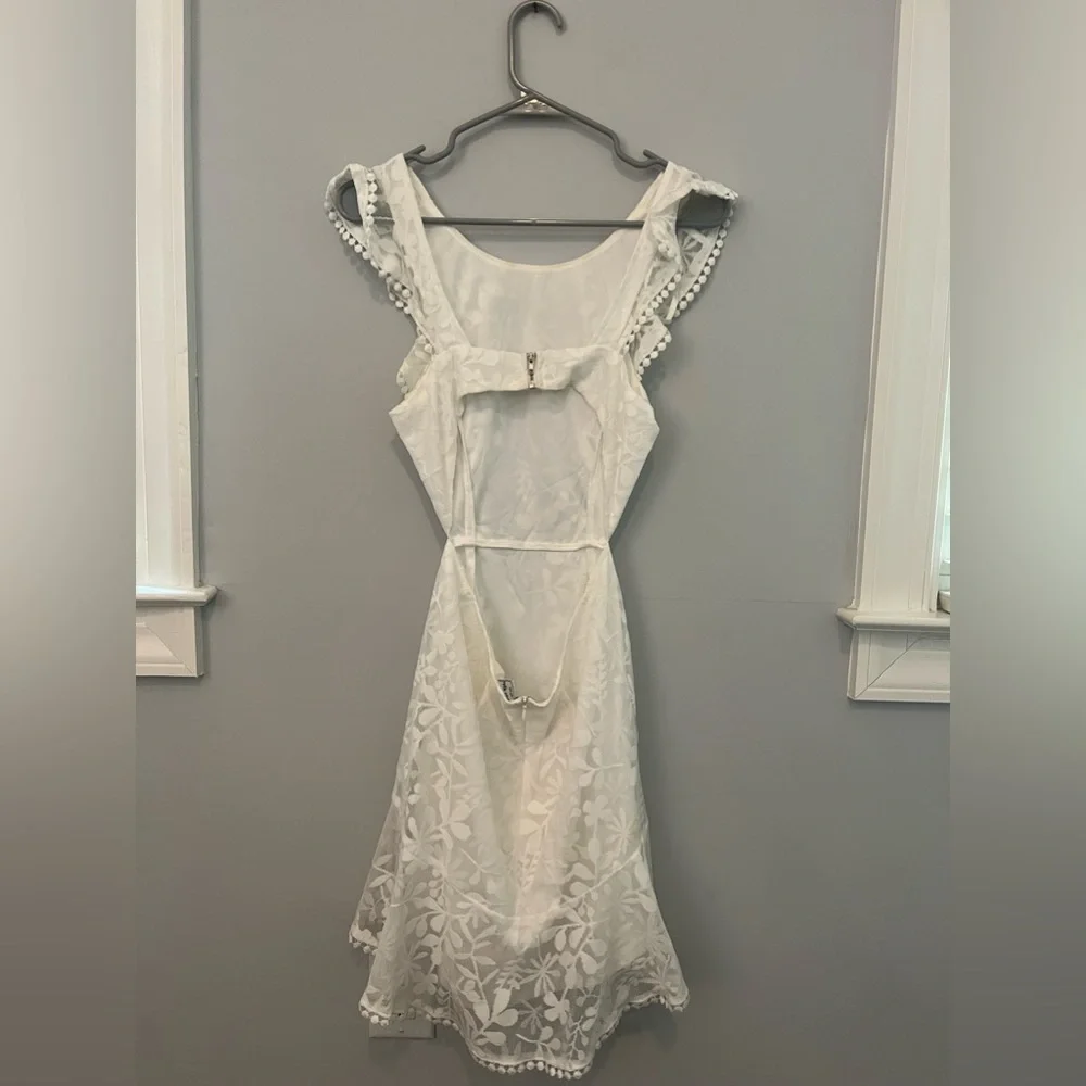 WHITE RUFFLE DRESS SIZE SMALL - Picture 2 of 3